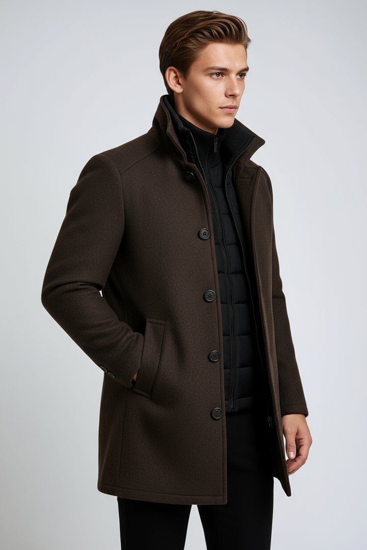 Cazadora de invierno de hombre con cuello alto y botones. Estilo elegante para moda masculina formal y casual.