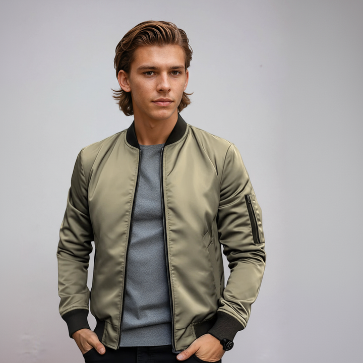 Hombre vistiendo cazadora bomber MILVAN, look casual y estilo urbano. Chaqueta versátil para hombre.