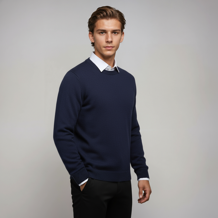 Jersey de hombre cuello redondo, básico y confortable. Disponible en tallas grandes para ropa masculina.