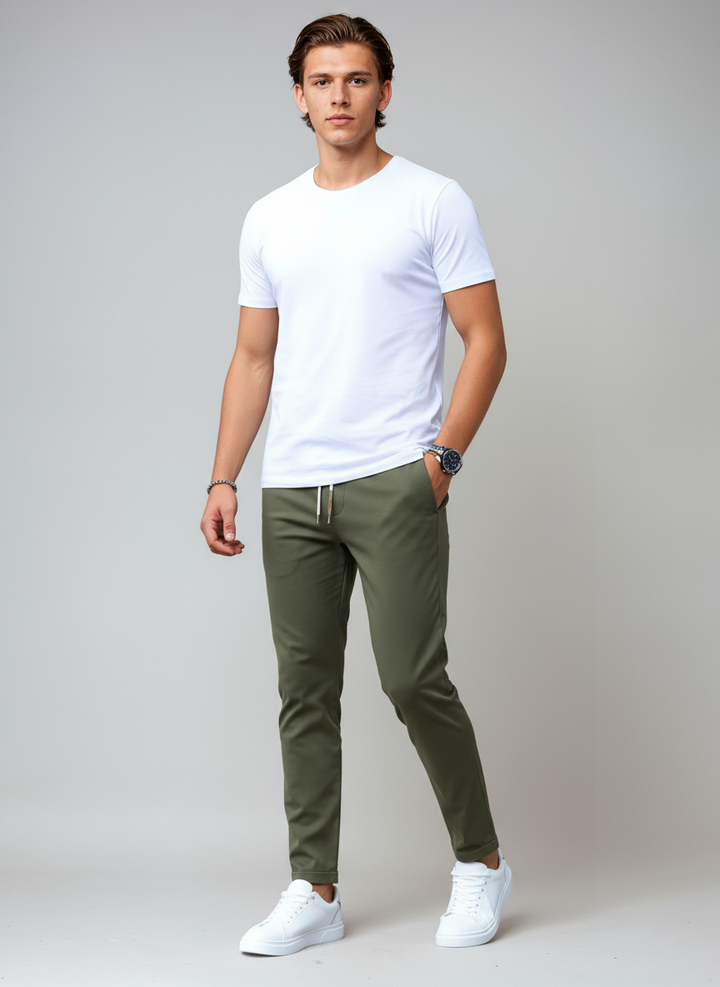 Hombre vistiendo pantalón chino slim fit, cómodo y elegante, destacando moda masculina actual.