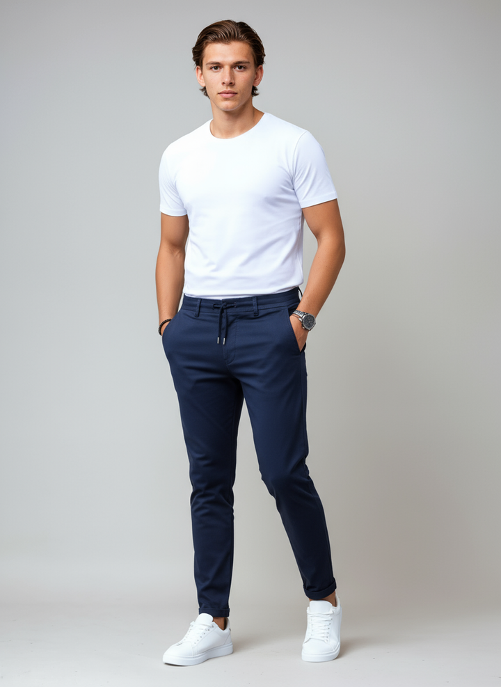 Pantalón chino hombre slim fit, combina elegancia, confort y versatilidad para cualquier ocasión.
