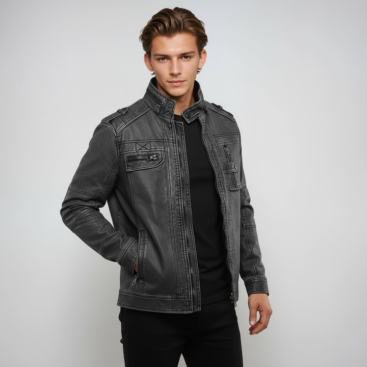 Hombre vistiendo cazadora vaquera corta negra con cremallera, ideal para un look casual y moderno.