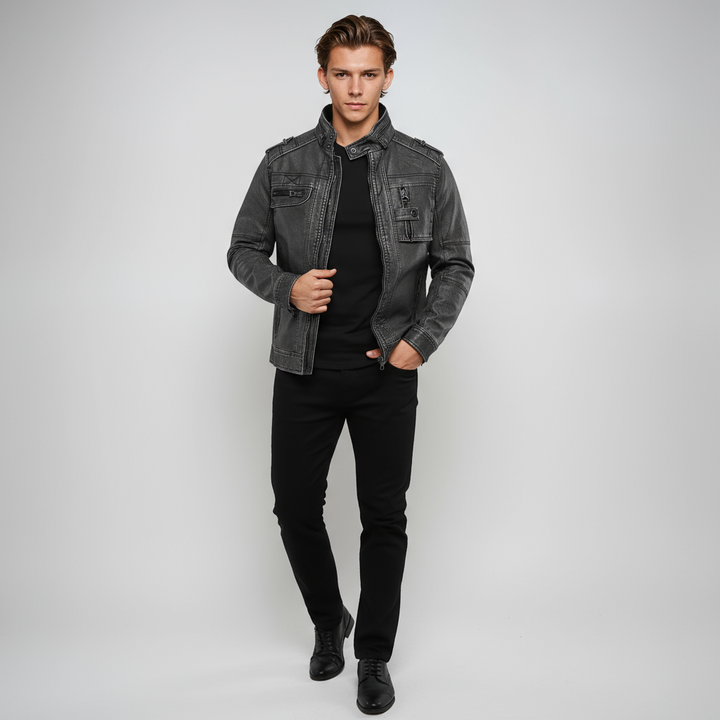 Chaqueta corta de entretiempo denim para hombre, color negro, con cierre de cremallera. Moda casual urbana.