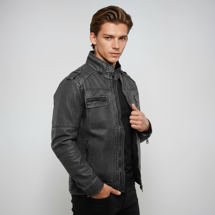 Chaqueta denim corta de hombre en negro, perfecta para entretiempo, con cremallera y estilo urbano.