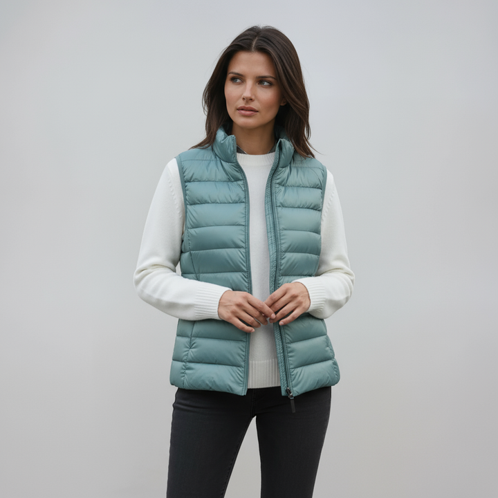 Ligero chaleco acolchado de mujer con cuello alto, ideal para entretiempo. Abrigo sin mangas, cómodo y de moda.