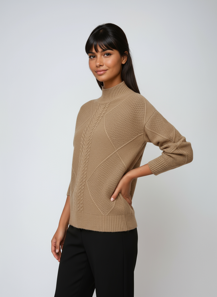 Modelo vistiendo jersey mujer ELLARA cálido, cuello alto y ochos. Prenda básica de invierno elegante.