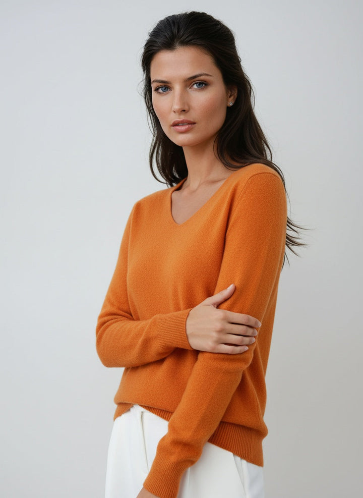 Suéter VELENA suave de mujer, manga larga y cuello pico, ideal para confort diario y moda.