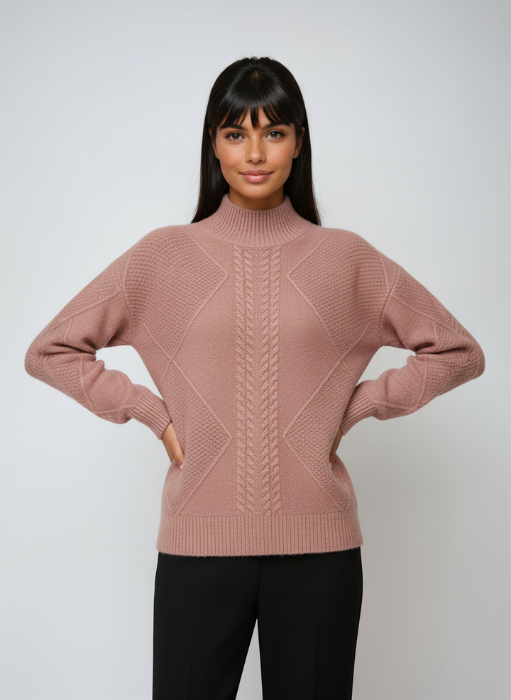 Detalle de jersey mujer ochos, cuello alto. Ropa elegante y cálida para la temporada de invierno.