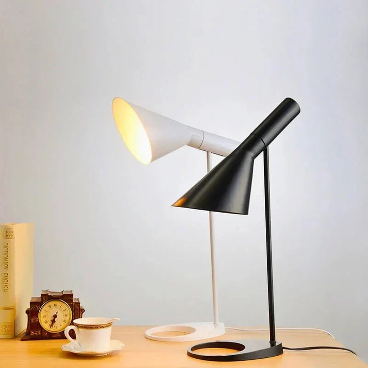 Lámpara LED versátil de escritorio, diseño minimalista, ideal como luz de pared moderna para decoración hogar.