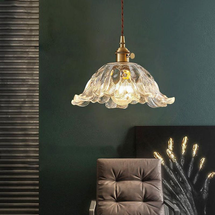 Elegante lámpara de techo con flor de vidrio dorado, aporta lujo y luz ambiente a tu hogar.