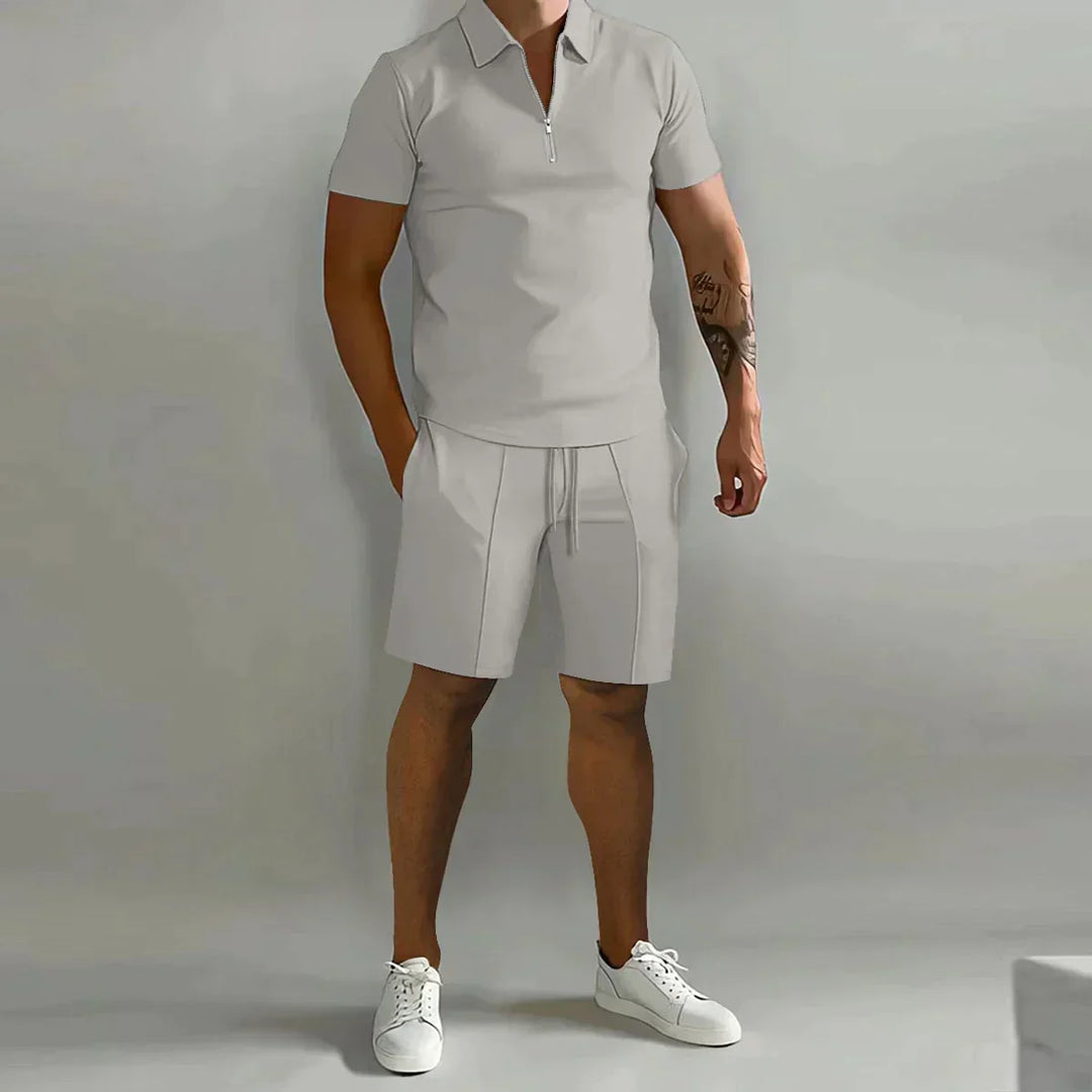 Hombre vistiendo conjunto JAYDEN de polo y pantalón corto, mostrando un look casual de verano moderno.