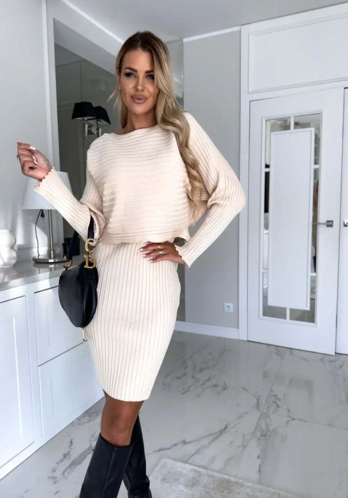 Mini vestido elegante y conjunto moderno de dos piezas para mujer. Estilo chic, perfecto para ocasiones especiales.