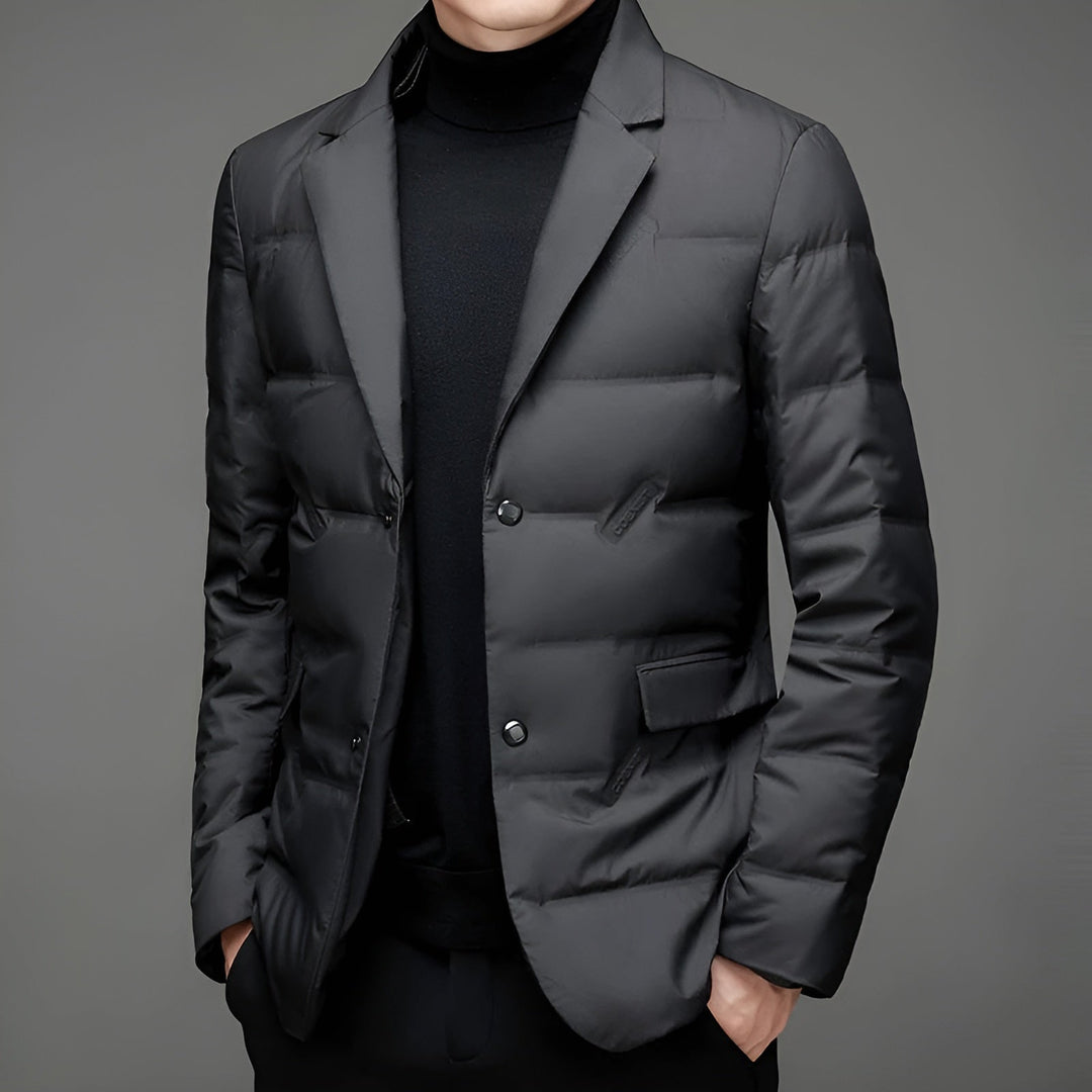 Blazer acolchado masculino, ideal para moda urbana, combina elegancia y calidez.