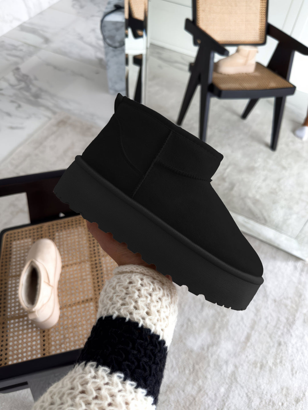 Botines de plataforma negros para mujer con puntera redonda. Calzado femenino chic, perfecto para el invierno.