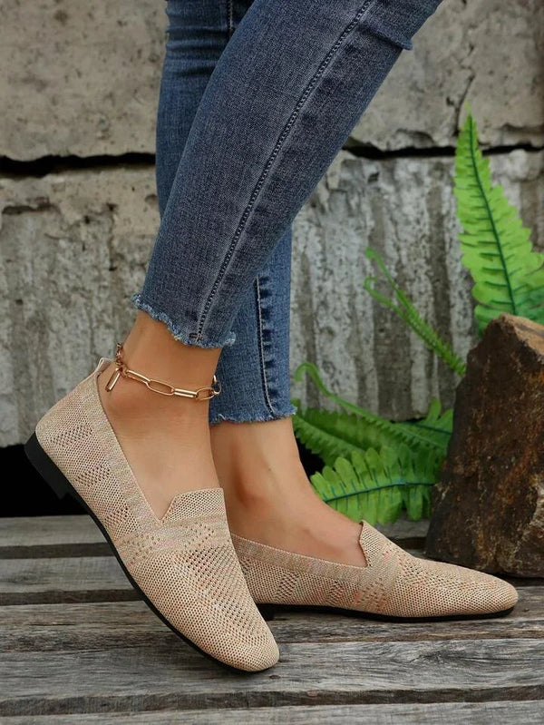 Mujer usando zapatillas mocasín ligeras. Confort ortopédico para un look casual y veraniego.