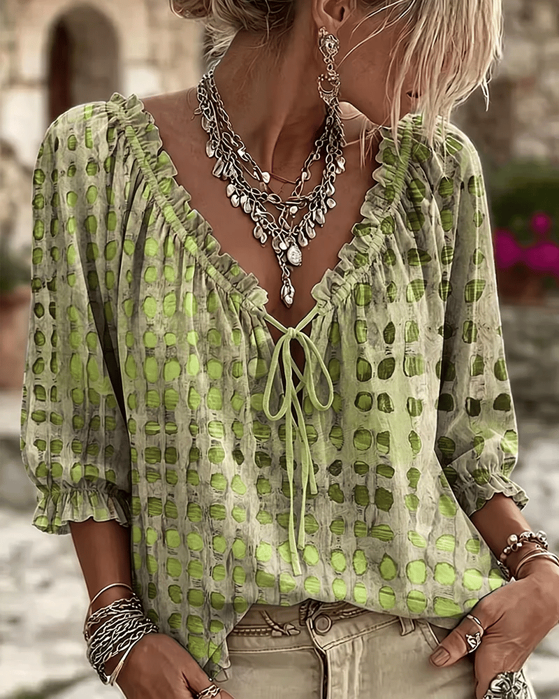 Blusa de lunares fresca y ligera de poliéster. Manga 3/4, escote V, ideal para días cálidos de verano.
