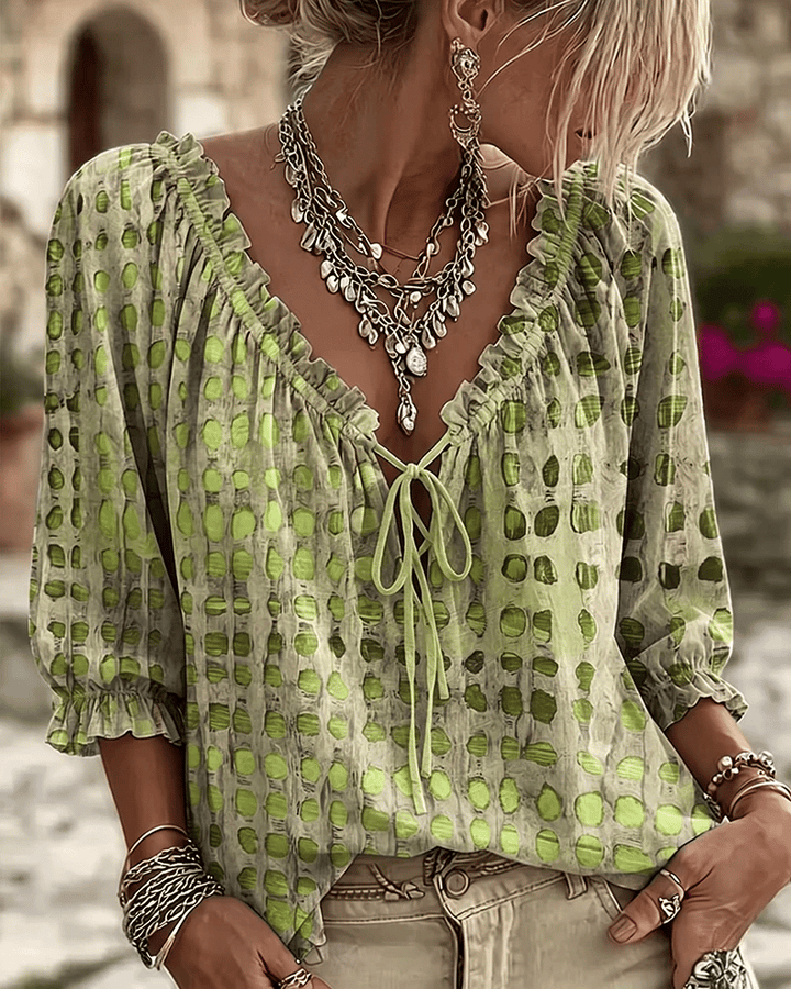 Blusa de lunares fresca y ligera de poliéster. Manga 3/4, escote V, ideal para días cálidos de verano.