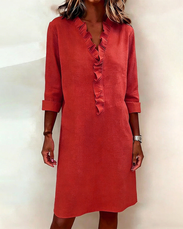 Elegante vestido de mujer con escote V y volantes. Estilo casual chic para moda diaria. Vestido de día.