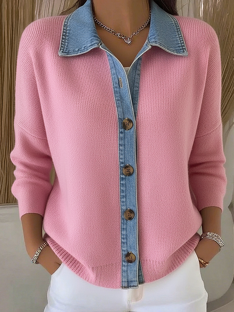 Cárdigan de moda para mujer con cuello polo, parches denim decorativos. Prenda abrigadora y de tendencia para un look moderno.