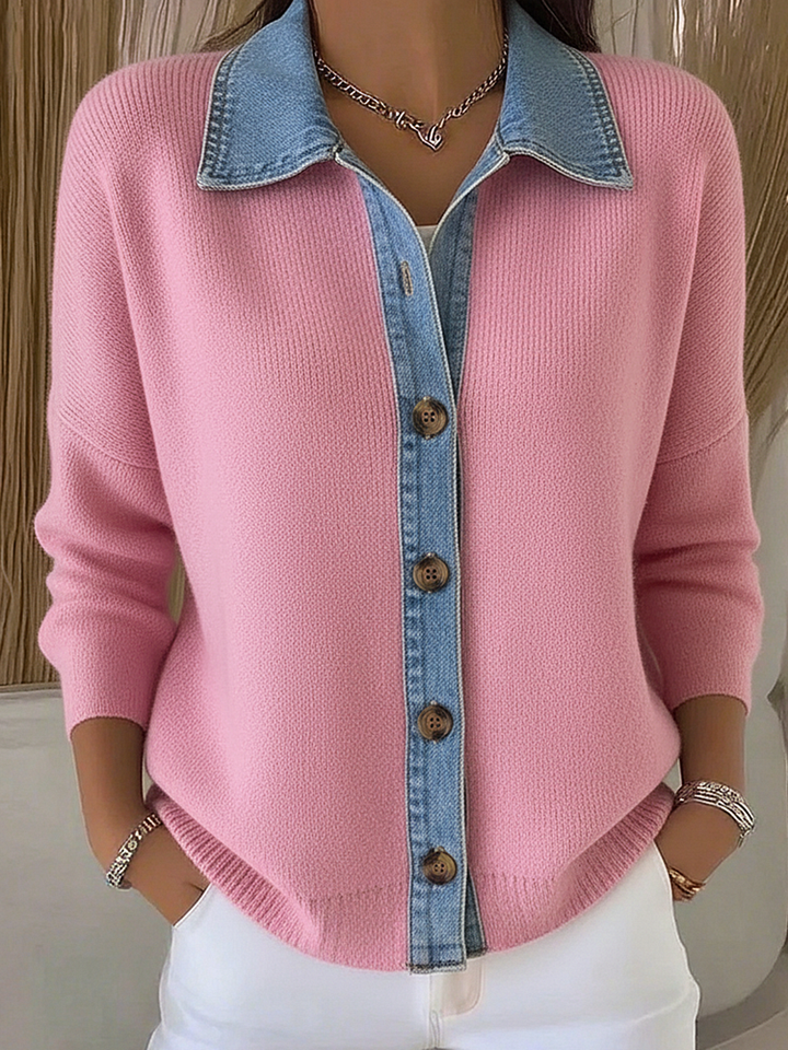 Cárdigan de moda para mujer con cuello polo, parches denim decorativos. Prenda abrigadora y de tendencia para un look moderno.