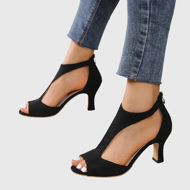 Par de tacones ortopédicos elegantes en negro, calzado cómodo y duradero para mujer con estilo formal.