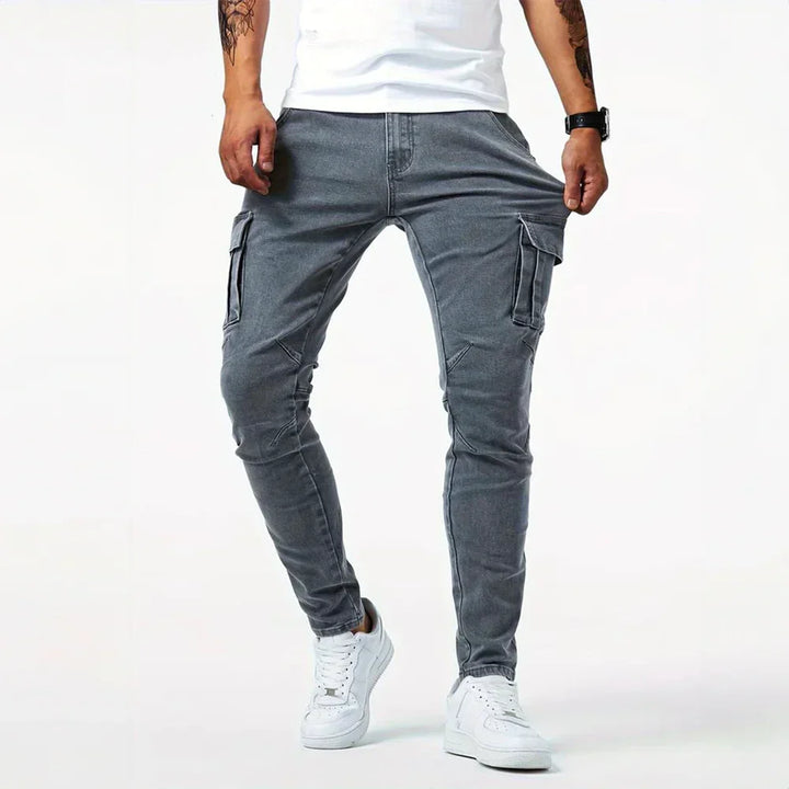 Hombre vistiendo tejanos cargo elásticos en ambiente casual, estilo masculino y moderno.