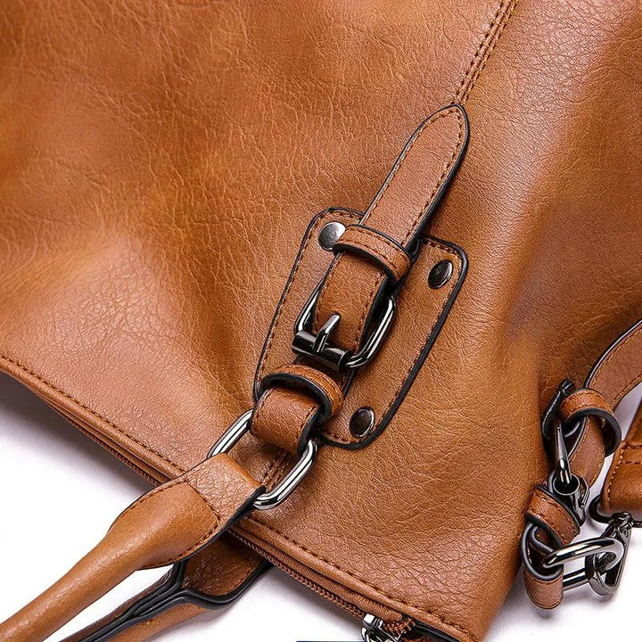 Mujer con bolso Azuria versátil de mano/bandolera, accesorio elegante para moda diaria o fiesta.