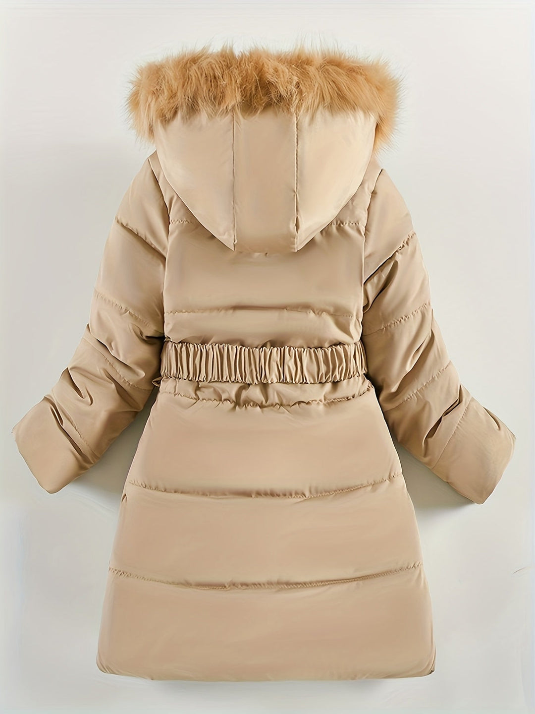 Detalle de la capucha de un abrigo de invierno para niña. Protección cálida y moda infantil.