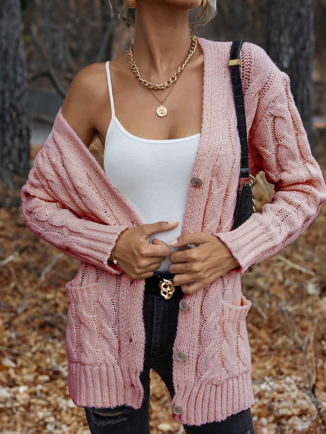 Moda femenina: cárdigan de punto trenzado con botones, suéter cómodo y abrigador de invierno.