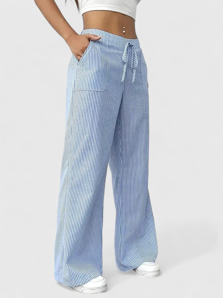 Pantalón azul, ajuste ancho, tejido ligero. Ideal para un look de verano casual y cómodo.