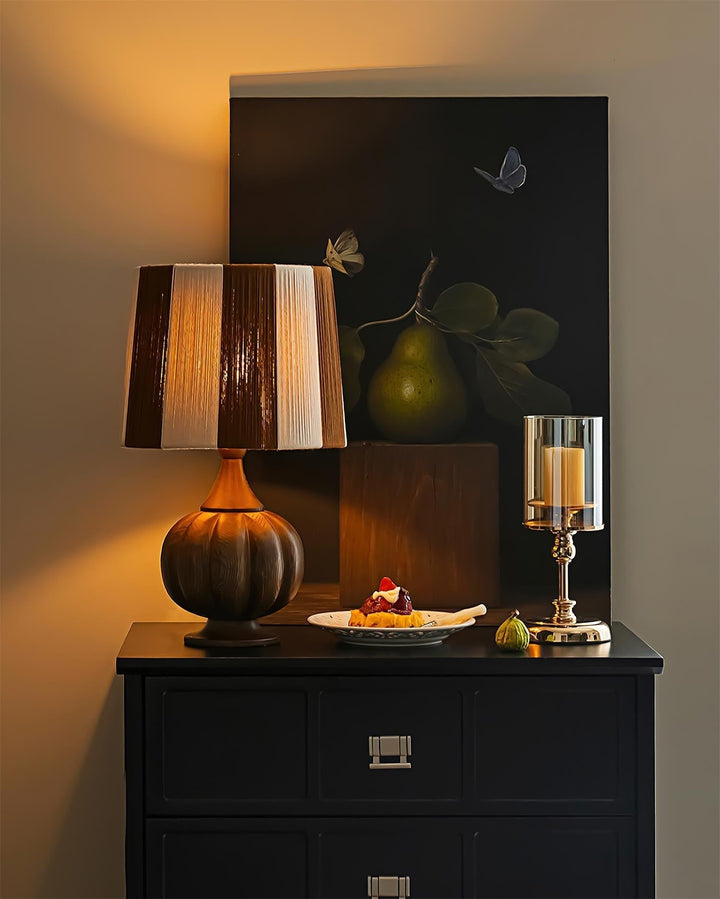 Lámpara de mesa decorativa con rayas elegantes y base de madera, ideal para el estilo moderno del hogar.