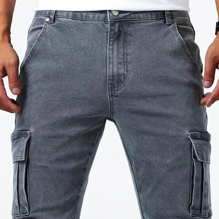 Vista trasera de pantalones cargo elásticos para hombre, corte moderno y ajuste cómodo.