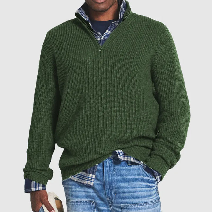 Primer plano del cuello con cremallera del suéter de hombre. Un jersey elegante y confortable, esencial para otoño.