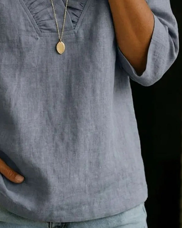 Blusa chic de mujer con volantes y escote en V para un estilo femenino y moderno.