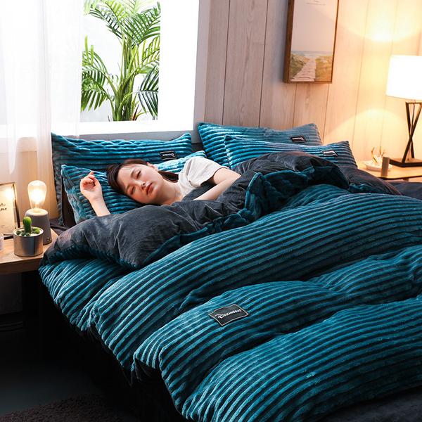 Juego de ropa de cama cómodo y suave. Funda de edredón y almohadas ideales para las noches de invierno.