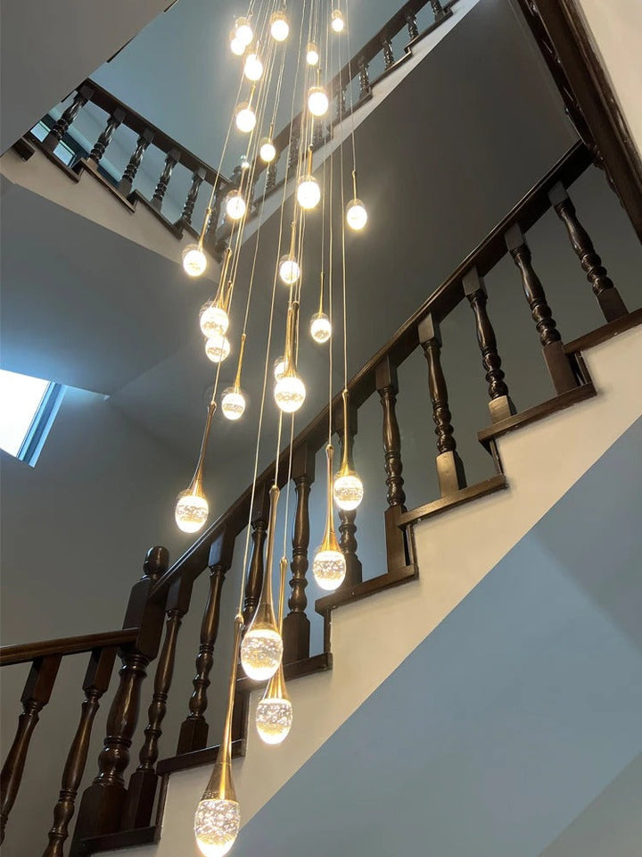 Iluminación moderna: lámpara colgante lágrima dorada, perfecta para decoración de hogar.