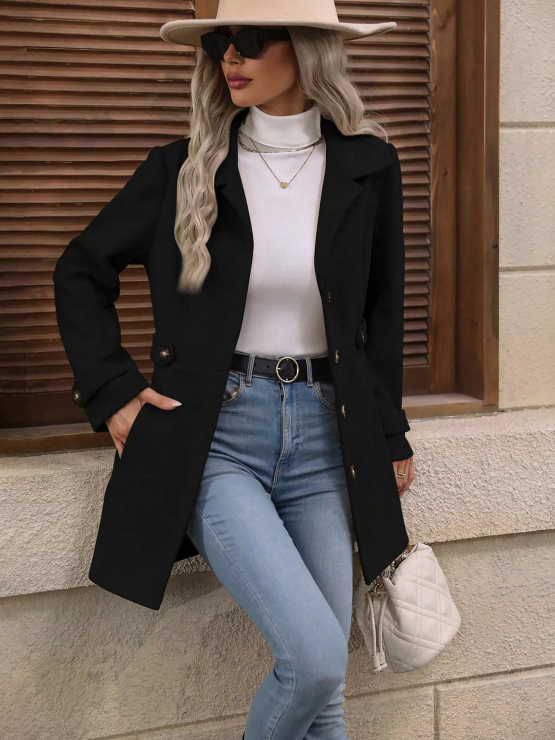 Chaqueta casual de mujer en poliéster, ligera y cómoda, con botones y manga larga.