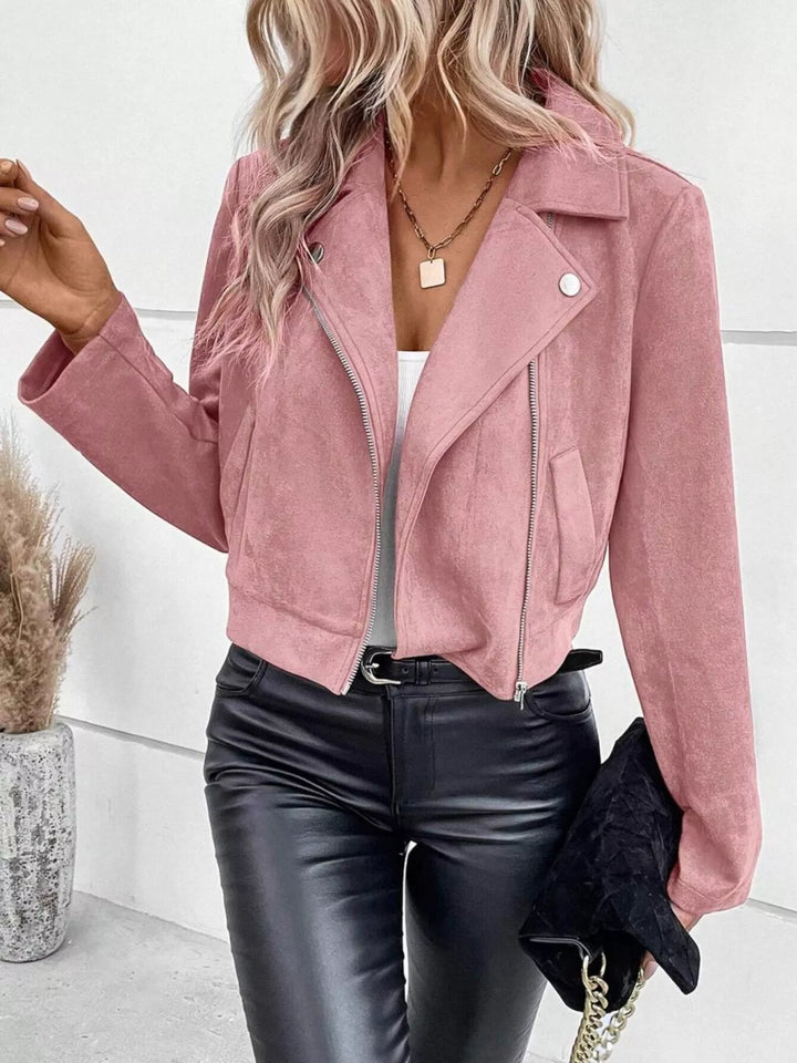 Chaqueta elegante de entretiempo para mujer, diseño crop con cuello alto y cierre de cremallera.