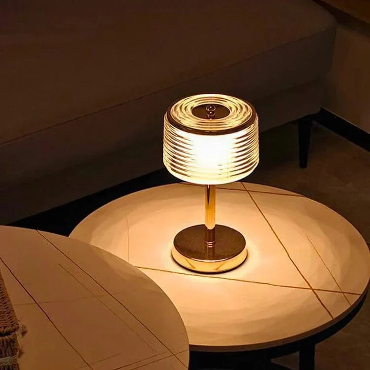 Lámpara de mesa LED Cirvella, diseño moderno en vidrio y dorado. Iluminación cálida para decoración y ambiente.