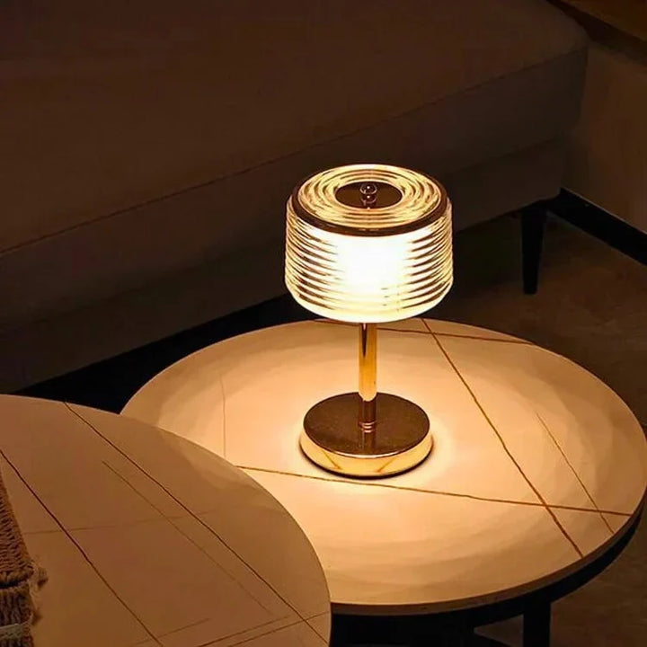 Lámpara de mesa LED Cirvella, diseño moderno en vidrio y dorado. Iluminación cálida para decoración y ambiente.