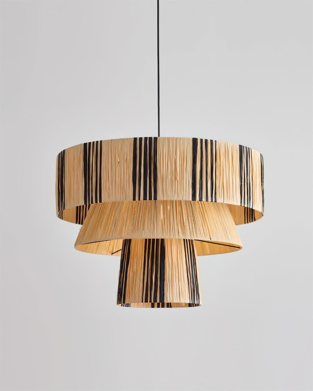 Lámpara colgante Hiroshi: rafia artesanal, diseño a rayas por niveles en interior.
