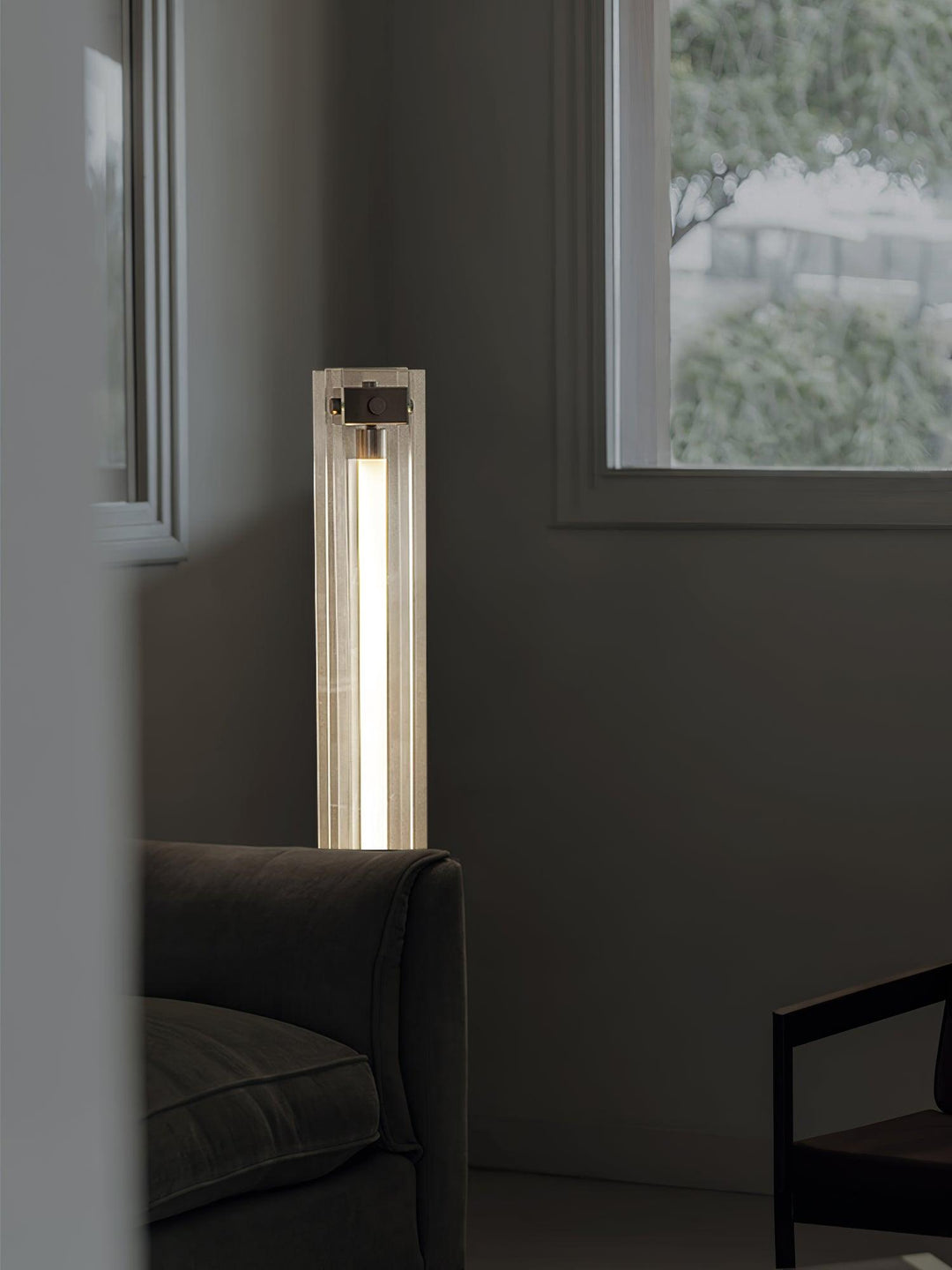 Lámpara de pie M29 de diseño, pantalla de vidrio, estética minimalista que realza cualquier espacio interior.