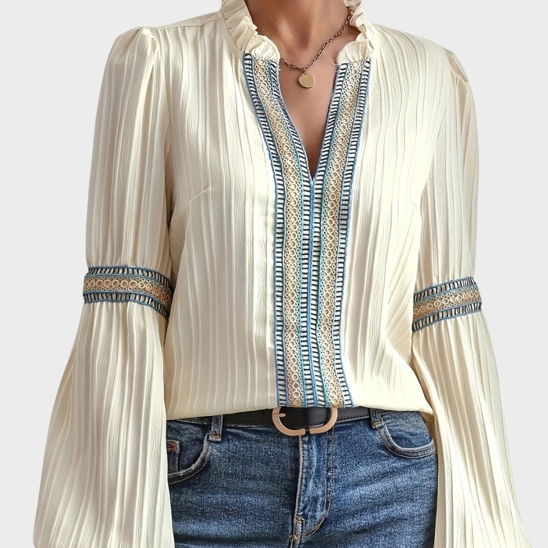 Blusa beige vintage romántica para mujer, cuello en V. Prenda atemporal elegante o casual para verano.