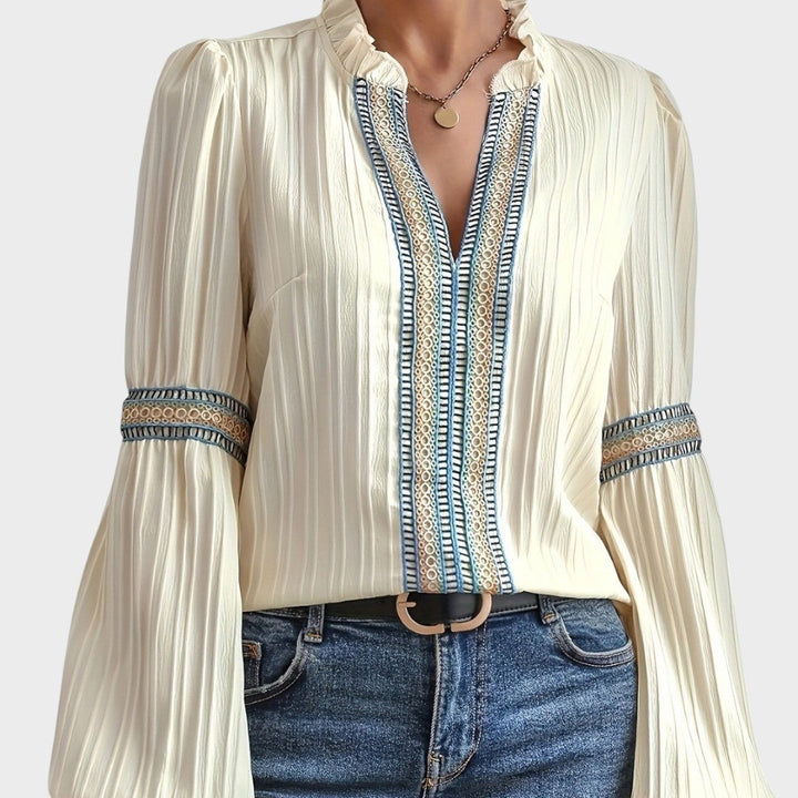 Blusa beige vintage romántica para mujer, cuello en V. Prenda atemporal elegante o casual para verano.