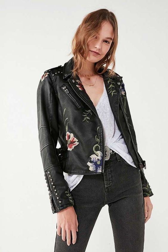 Chaqueta biker negra de cuero sintético para mujer con flores bordadas y tachuelas, estilo audaz.