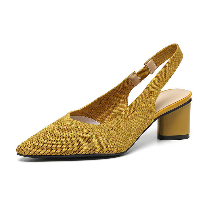 Elegantes tacones femeninos con punta fina. Un accesorio de moda versátil para oficina, fiestas y eventos especiales.