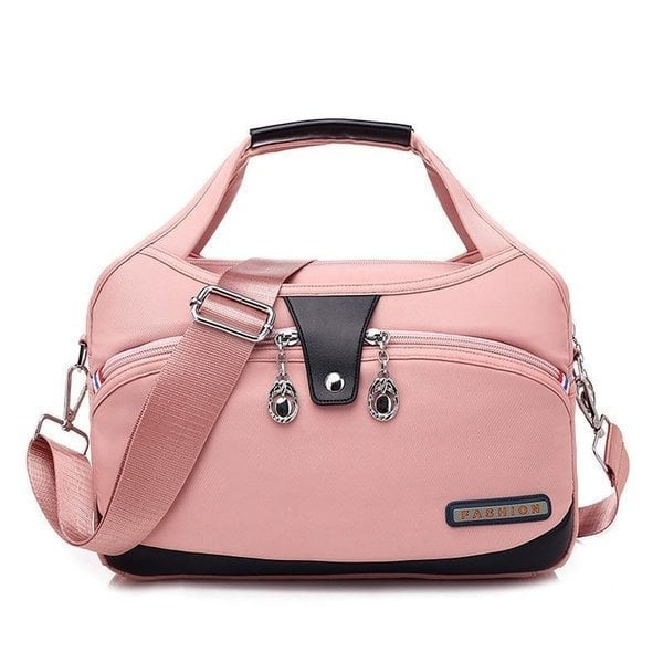 Mochila negra antirrobo para mujer, diseño minimalista, resistente y de gran capacidad.