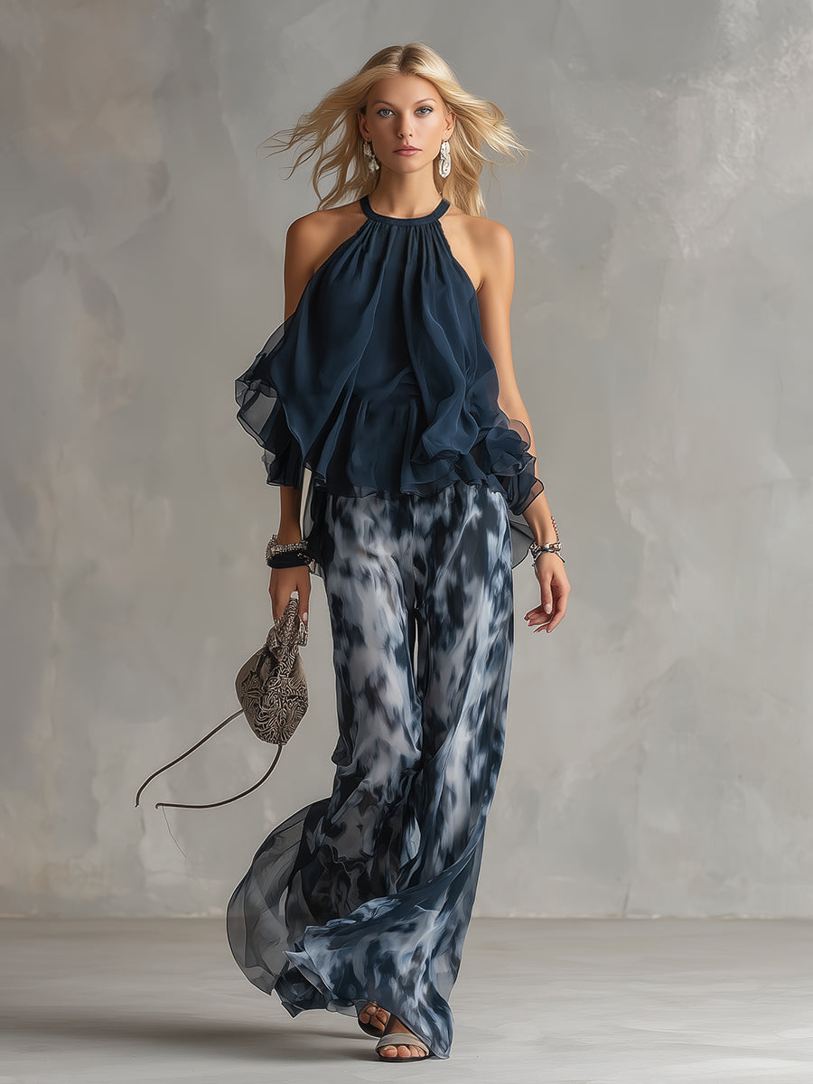 Top halter azul marino con volantes, parte del elegante conjunto de fiesta para mujer. Moda de verano.
