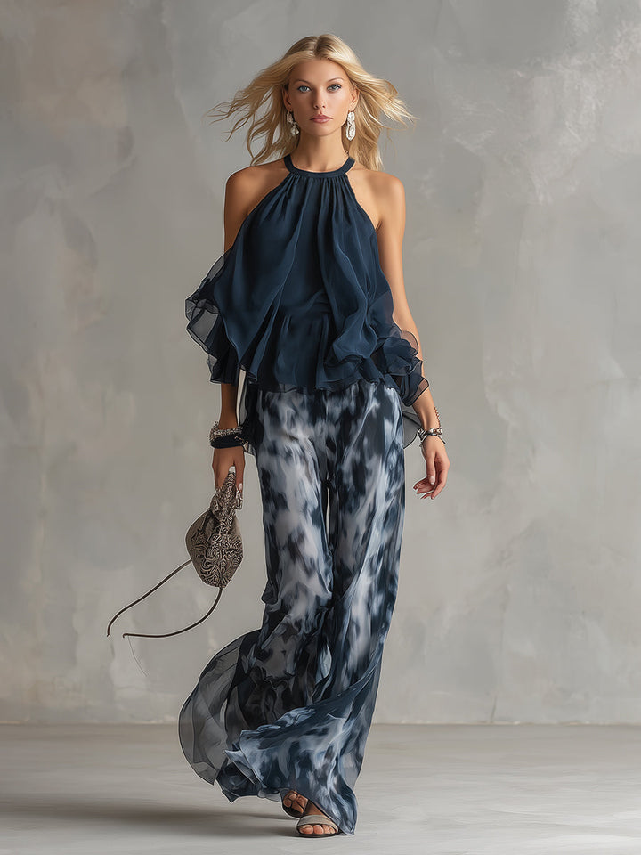 Top halter azul marino con volantes, parte del elegante conjunto de fiesta para mujer. Moda de verano.