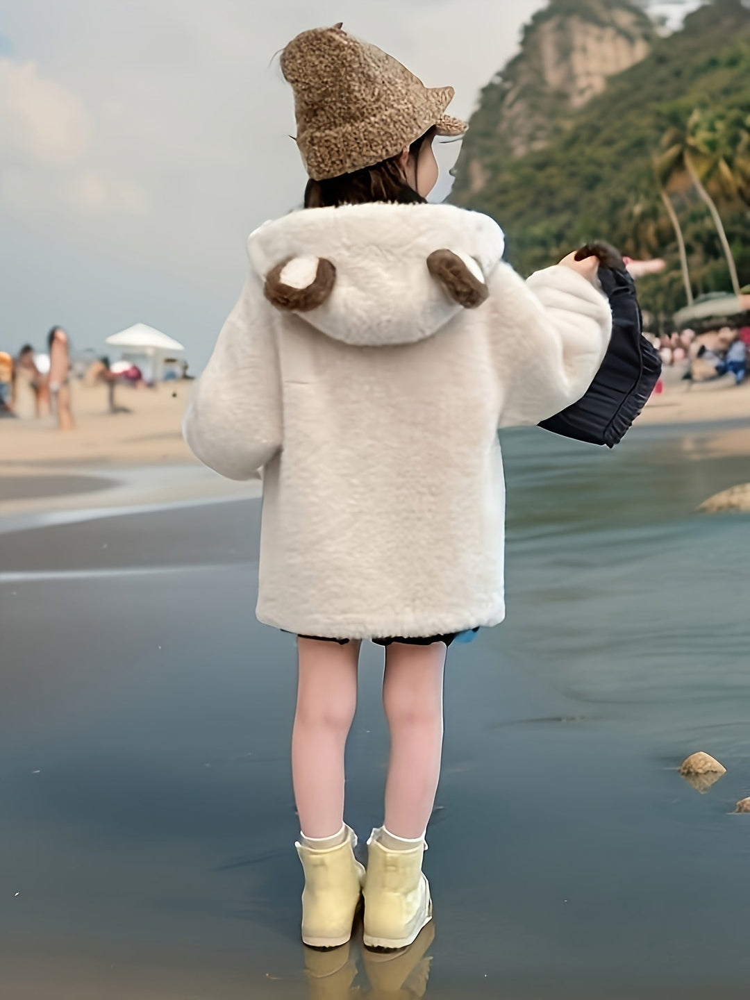 Ropa de niña: chaqueta con capucha y orejitas, estilo divertido y casual para todas las ocasiones.